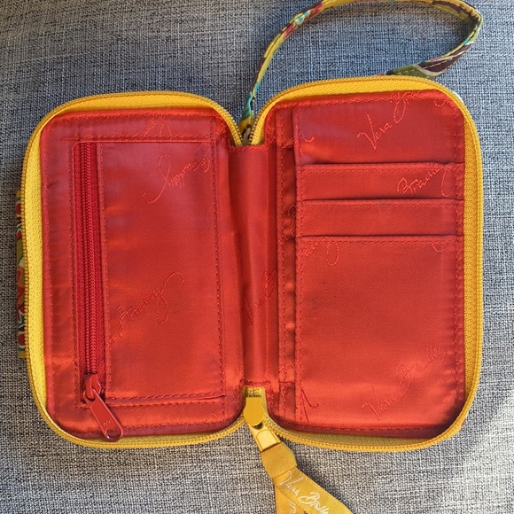 Vera Bradley smartphone wristlet with ID window and card holders - Picture 4 of 4